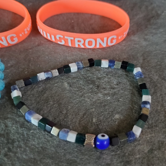 4 bracelets - Picture 2 of 2